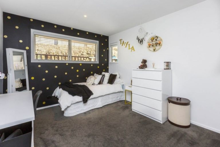 Photo of property in 32 King Charles Drive, Kingsley Heights, Upper Hutt, 5018