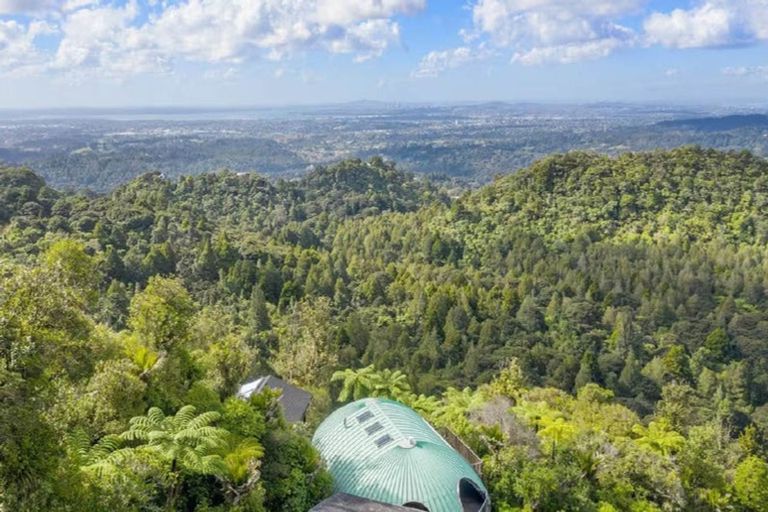 Photo of property in 442-454 Scenic Drive, Waiatarua, Auckland, 0612