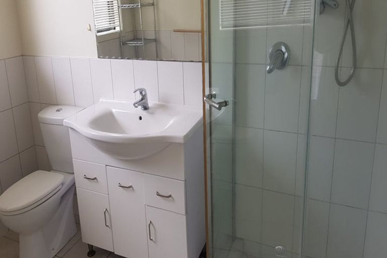 Photo of property in 8b Schnapper Rock Road, Schnapper Rock, Auckland, 0632