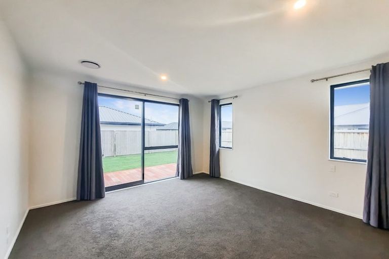Photo of property in 16 Tara Crescent, Woodend, 7610