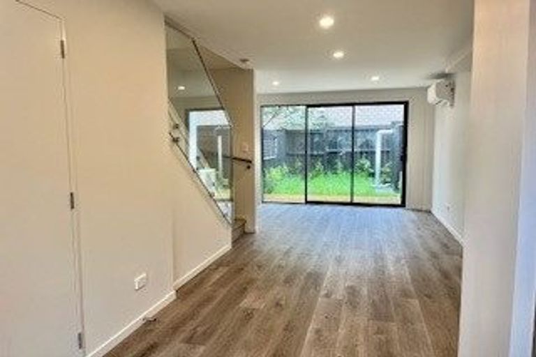 Photo of property in 9/11 Scanlen Terrace, Kelston, Auckland, 0602