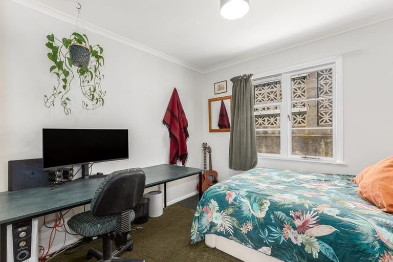 Photo of property in 15 Mana View Road, Paremata, Porirua, 5026