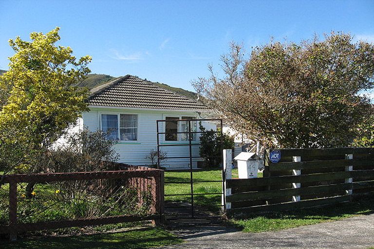Photo of property in 49 Dover Road, Wainuiomata, Lower Hutt, 5014