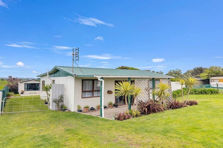 Photo of property in 100 Pukehina Parade, Pukehina, 3189