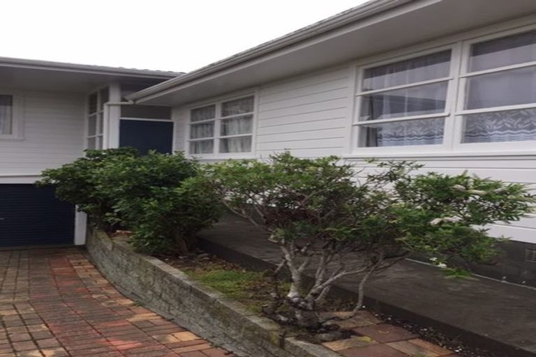 Photo of property in 15 Bancroft Terrace, Newlands, Wellington, 6037