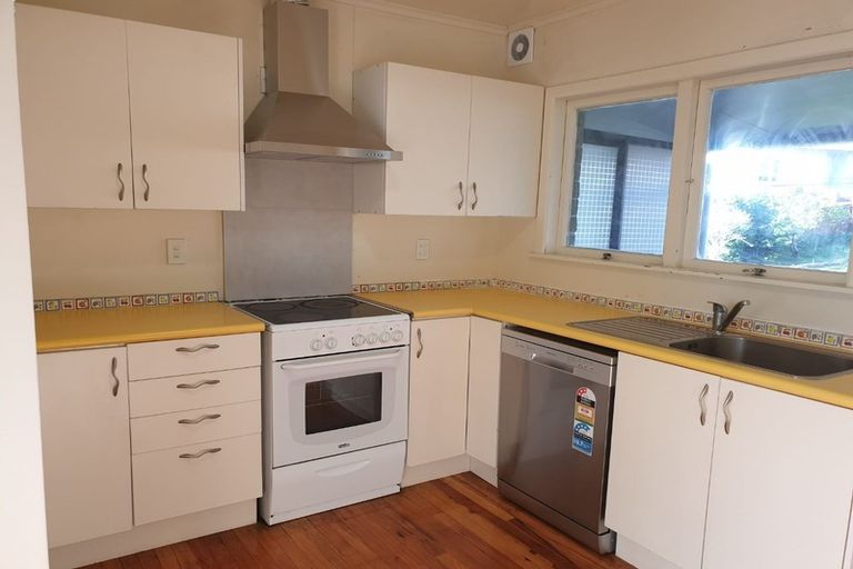 Photo of property in 11 College Road, Northcote, Auckland, 0627