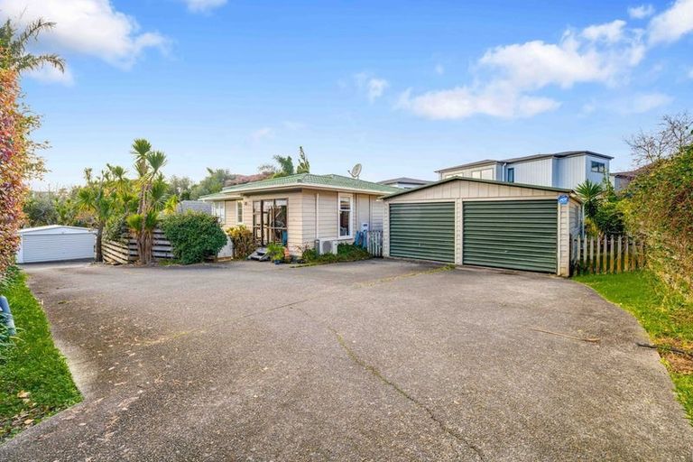 Photo of property in 1a Glenford Lane, Te Atatu Peninsula, Auckland, 0610