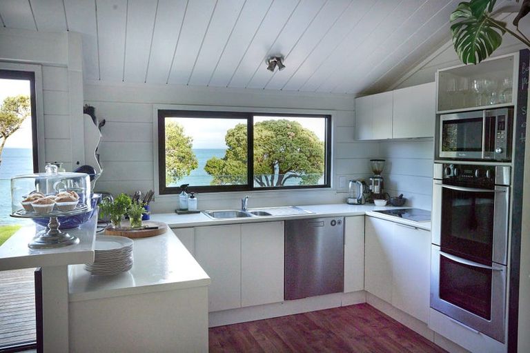 Photo of property in 18 Matakatia Parade, Matakatia, Whangaparaoa, 0930