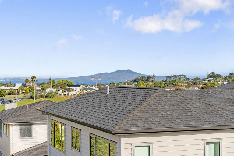 Photo of property in 43 Zara Court, Windsor Park, Auckland, 0632