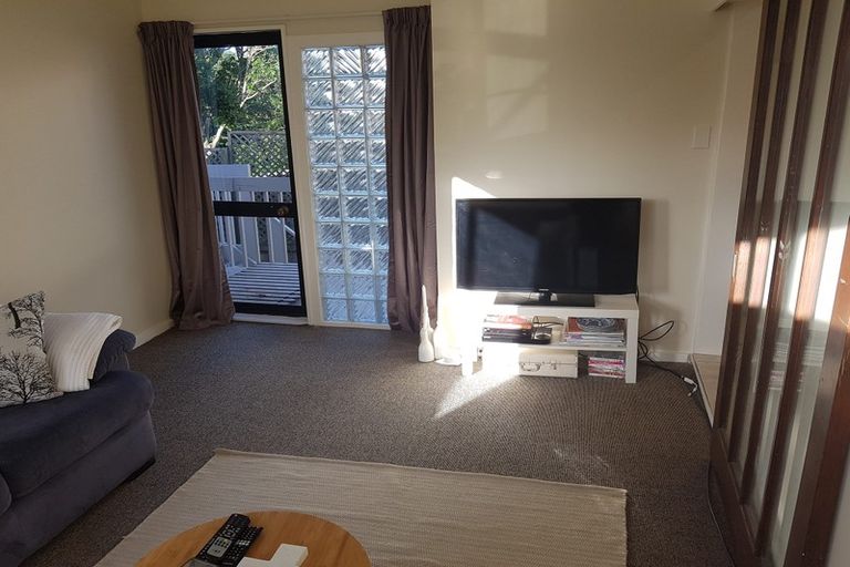 Photo of property in 29 Onewa Road, Northcote, Auckland, 0627
