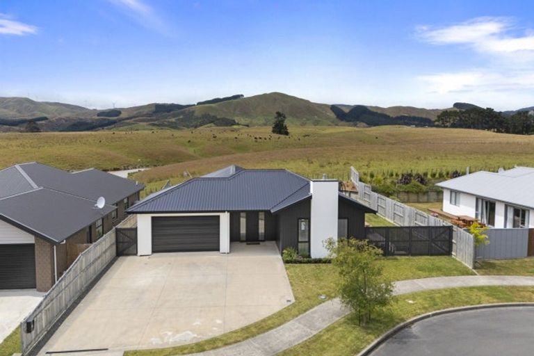 Photo of property in 18 Atlantic Drive, Fitzherbert, Palmerston North, 4410