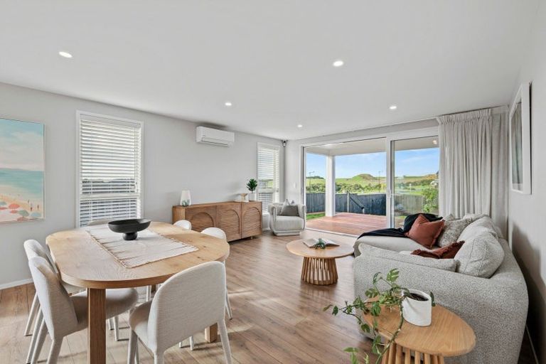 Photo of property in 42 Opouatu Avenue, Glenbrook, 2681