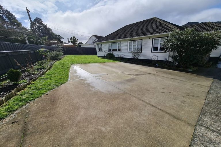 Photo of property in 5 Bledisloe Crescent, Wainuiomata, Lower Hutt, 5014