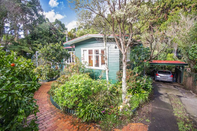 Photo of property in 16 Waima Crescent, Titirangi, Auckland, 0604