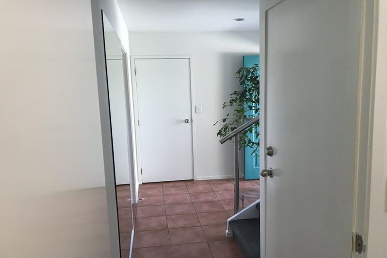 Photo of property in 2 Horizon Way, West Harbour, Auckland, 0618
