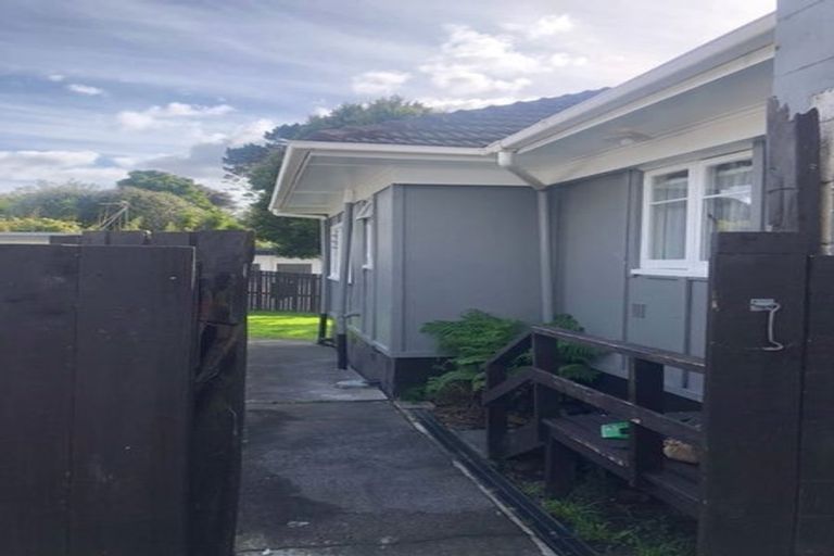 Photo of property in 112 Tirimoana Road, Te Atatu South, Auckland, 0602