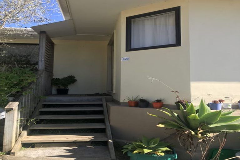 Photo of property in 32 Te Atatu Road, Te Atatu South, Auckland, 0610