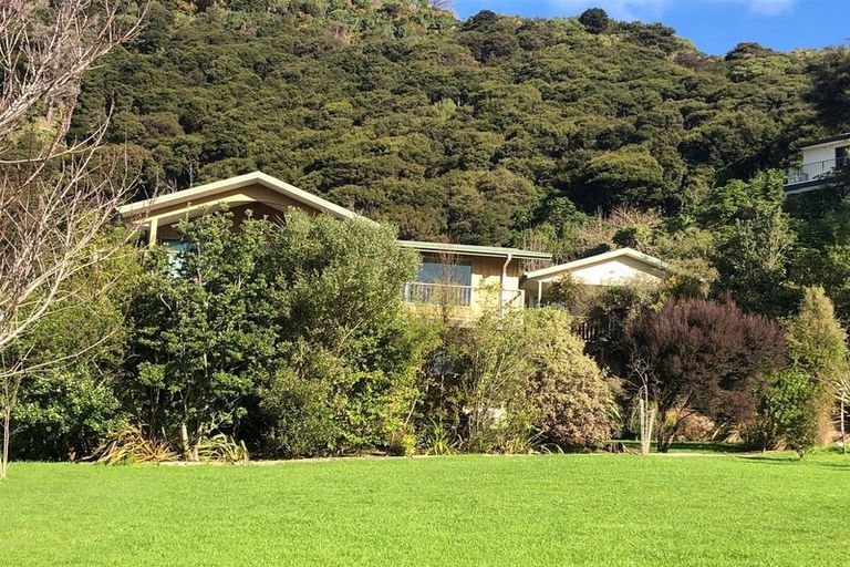 Photo of property in 21 Amelia Crescent, Waikawa, Picton, 7220