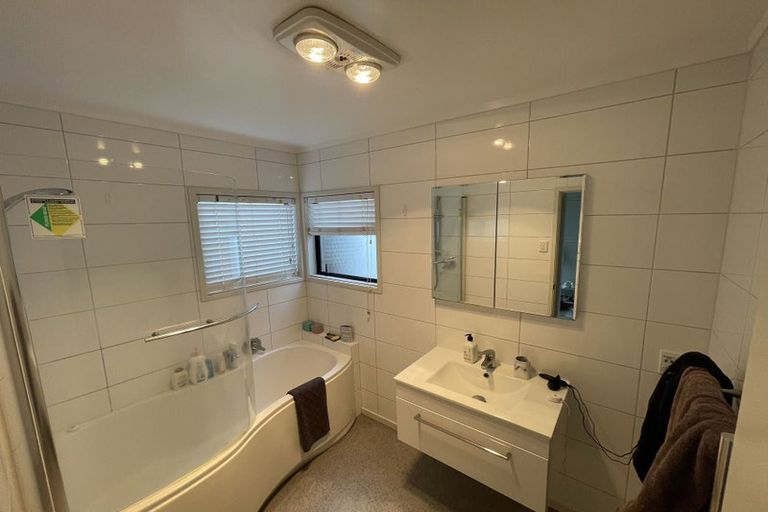 Photo of property in 2/191 Glenfield Road, Hillcrest, Auckland, 0627