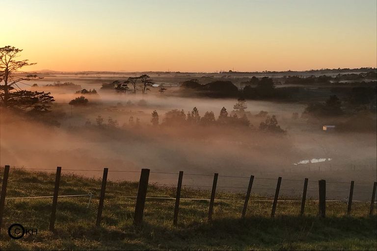 Photo of property in 133 Hanham Road, Kumeu, 0891