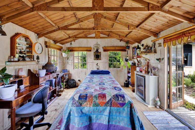 Photo of property in 2 Te Ara Karoiroa Road, Hurford, New Plymouth, 4374