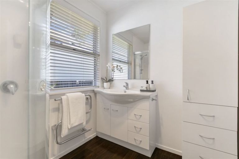 Photo of property in 52 Ravenwood Drive, Forrest Hill, Auckland, 0620