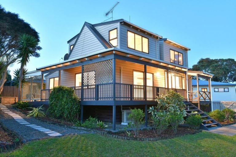 Photo of property in 16 Albatross Road, Red Beach, 0932