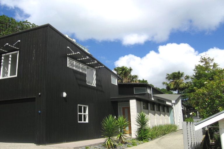 Photo of property in 53 Stanley Point Road, Stanley Point, Auckland, 0624