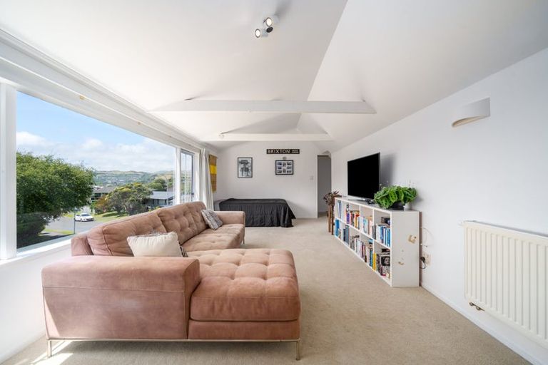 Photo of property in 2 Newnham Court, Tawa, Wellington, 5028