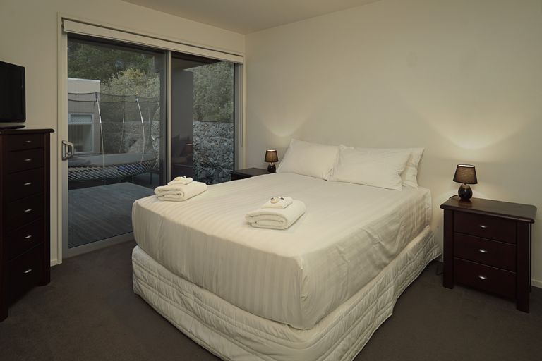 Photo of property in 10 Fantail Heights, Picton, 7220