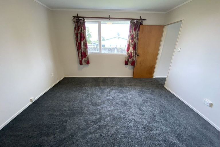 Photo of property in 3 Tiroroa Avenue, Te Atatu South, Auckland, 0610