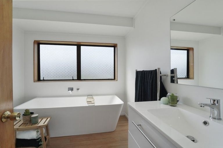 Photo of property in 5 Chilton Drive, Paraparaumu, 5032