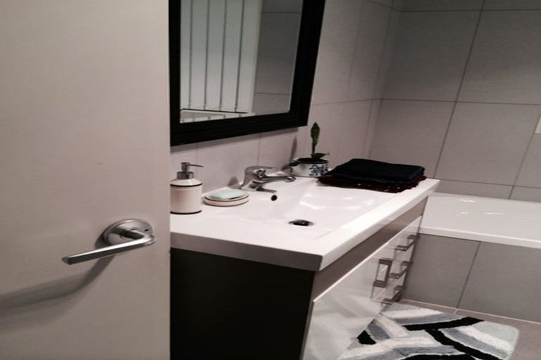 Photo of property in 80 South Kensington Way, Henderson, Auckland, 0612