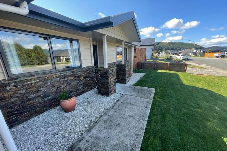 Photo of property in 123 Riverstone Drive, Riverstone Terraces, Upper Hutt, 5018
