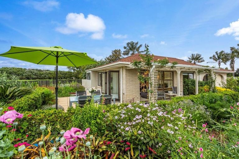 Photo of property in 2 Edgewater Grove, Orewa, 0931