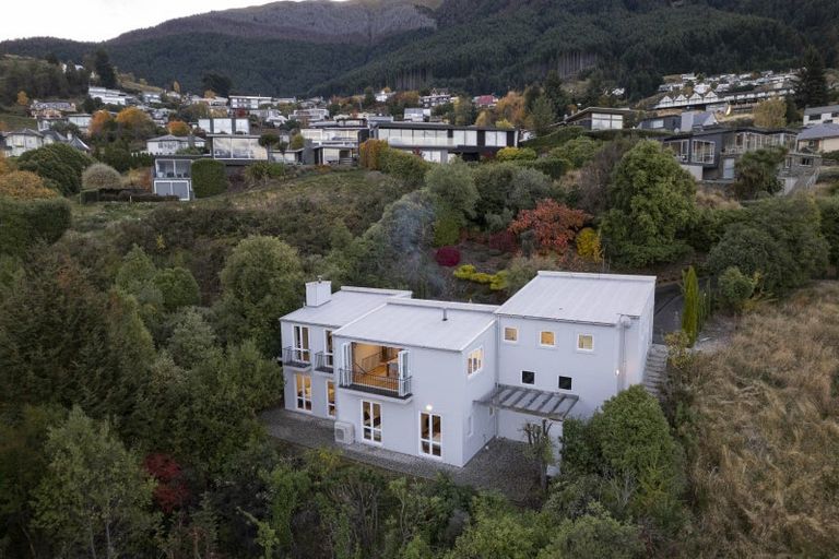 Photo of property in 6 Matau Place, Fernhill, Queenstown, 9300