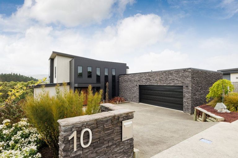 Photo of property in 10 Coutts Way, Fitzherbert, Palmerston North, 4410