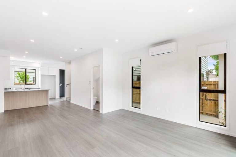 Photo of property in 43c Fitzherbert Avenue, West Harbour, Auckland, 0618