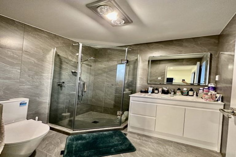 Photo of property in 2b Kororo Street, Northcote, Auckland, 0627