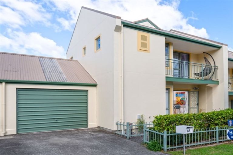 Photo of property in 18 Winery Way, Henderson, Auckland, 0612