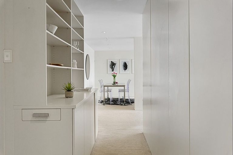 Photo of property in Oriana Apartments, 248 Oriental Parade, Oriental Bay, Wellington, 6011