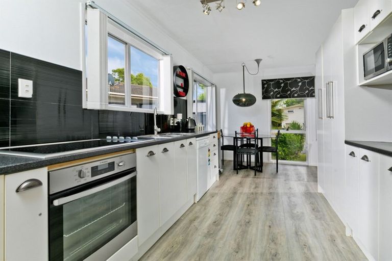 Photo of property in 7 Blythe Place, Glendene, Auckland, 0602