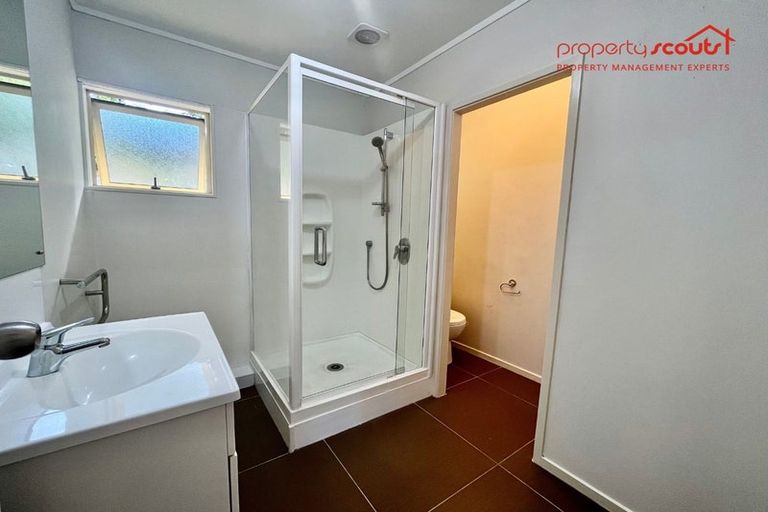 Photo of property in 2/22 Chivalry Road, Glenfield, Auckland, 0629