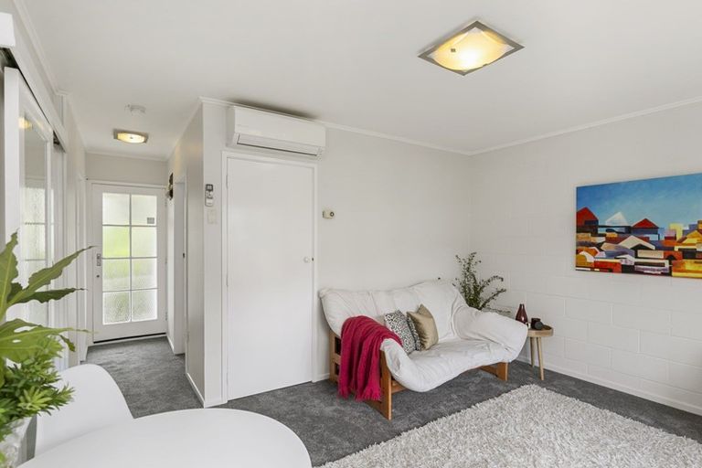 Photo of property in 5 Thurleigh Grove, Karori, Wellington, 6012