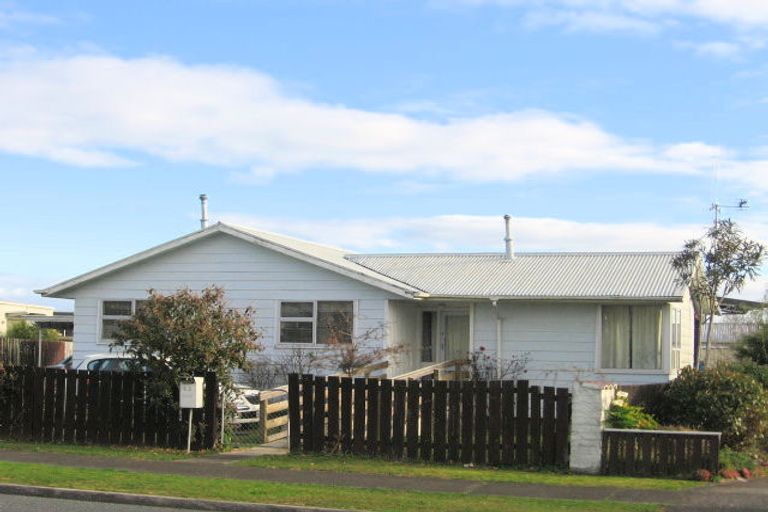Photo of property in 63 Oakfield Crescent, Pukete, Hamilton, 3200