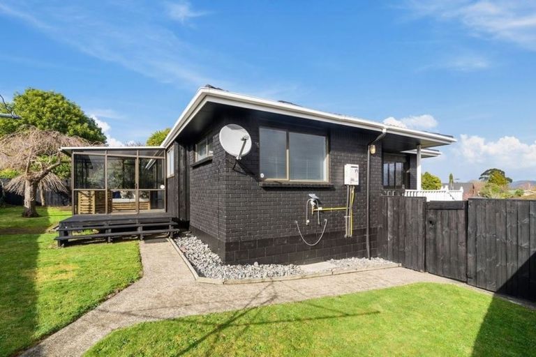 Photo of property in 8 Leo Place, Kawaha Point, Rotorua, 3010