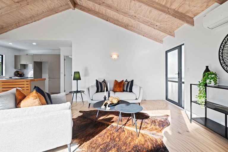 Photo of property in 7a Erica Road, Sunnynook, Auckland, 0620