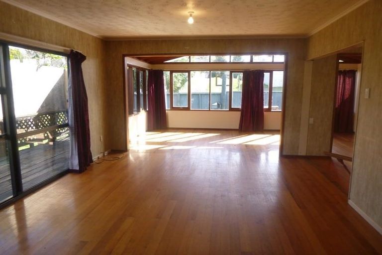 Photo of property in 8 Helleur Road, Massey, Auckland, 0614