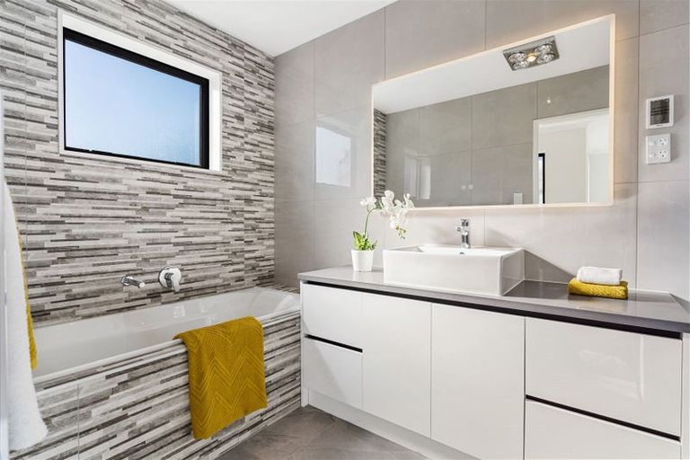 Photo of property in 1 Pae Lane, Flat Bush, Auckland, 2019