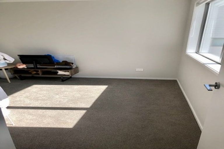 Photo of property in 1a Pavola Grove, Glenfield, Auckland, 0629